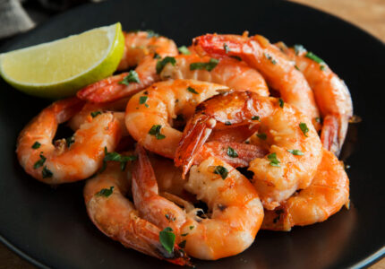 camarao-assado-frito-em-prato-com-limao-salsa-alho-alho (1) (1)