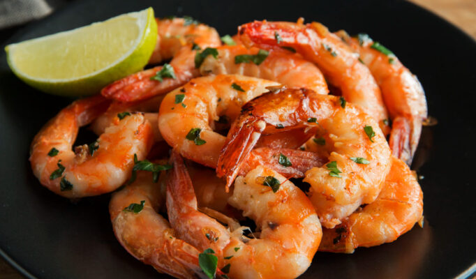 camarao-assado-frito-em-prato-com-limao-salsa-alho-alho (1) (1)